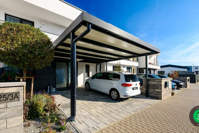 vchod zastrešený prístreškom pre dve autá