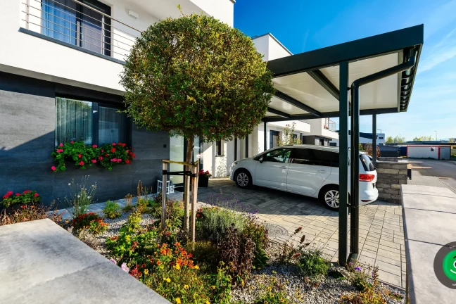 bočný pohľad na prístrešok pre dve autá