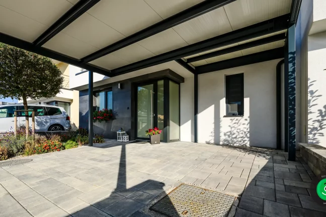 prístrešok pre dve autá pred vchodvými dverami