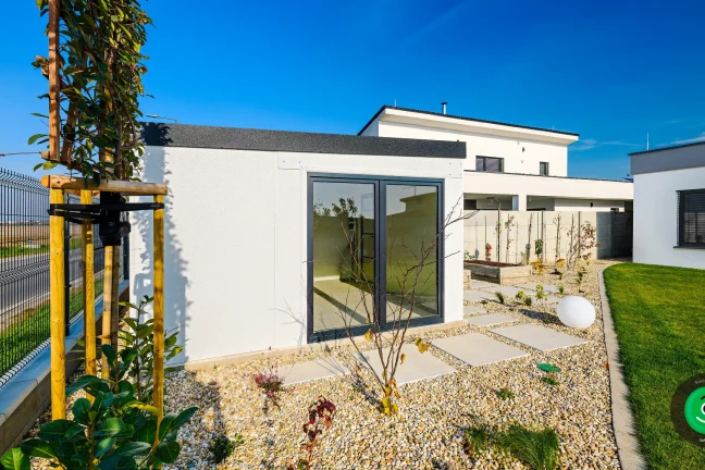 veľké presklenné okná na záhradnom domčeku