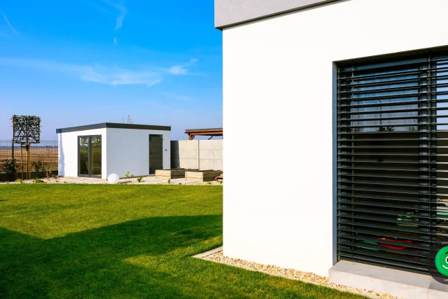 záhradný domček v rohu záhrady