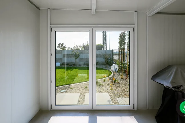 dve veľké okná na záhradnom domčeku