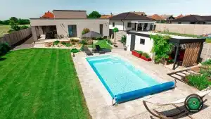 Malý záhradný domček s prístreškom pri bazéne