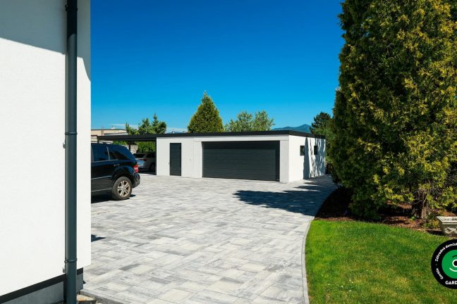 Montovaná dvojgaráž doplnená o priestranný prístrešok.