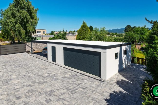 Garáž pre dve autá so širokým prístreškom.