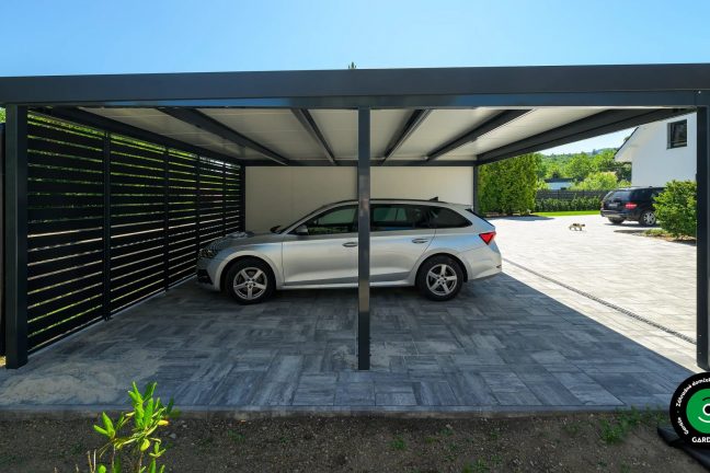 Dvojmiestna garáž so samostatným priestranným prístreškom.