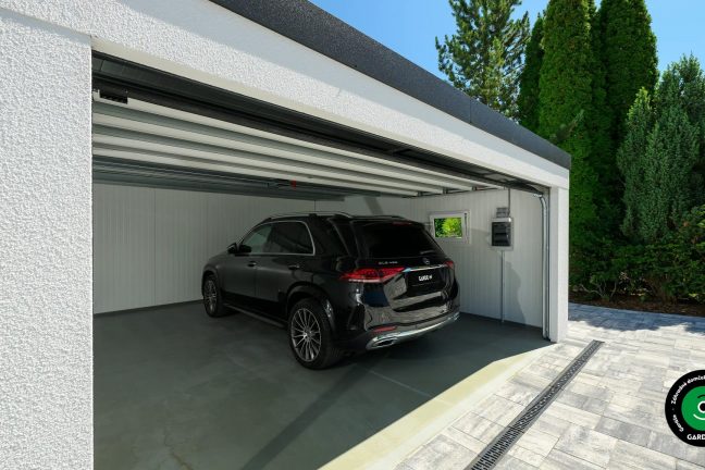 Priestranná dvojgaráž doplnená o veľký prístrešok.