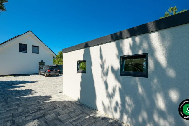 Bočné okno na veľkej montovanej garáži.