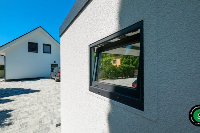 Dve bočné okná na veľkej montovanej garáži.