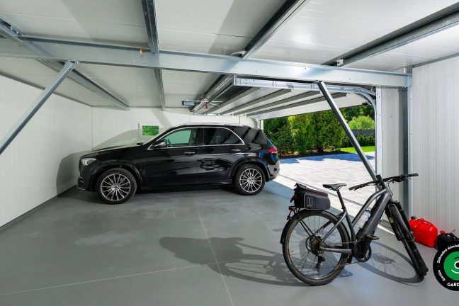 Vnútro garáže so zaparkovaným autom.