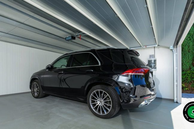 Vnútro garáže pre dve autá s autom.