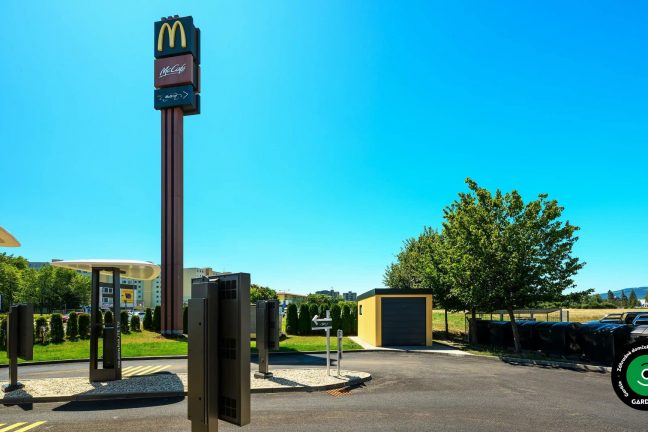 Montovaná garáž využívaná ako sklad vecí.