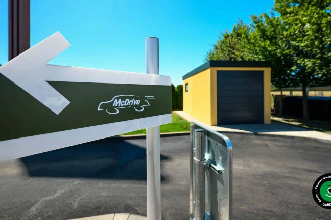 Skladový priestor vytvorený z montovanej garáže.