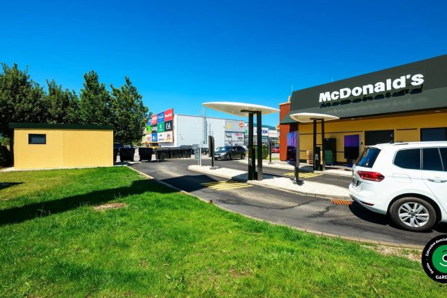 Garáž premenená na funkčný priestor na skladovanie.