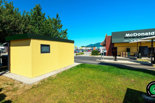 Skladovací priestor vyriešený pomocou montovanej garáže.