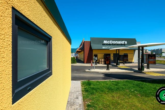 Bočné okno od montovanej garáže.