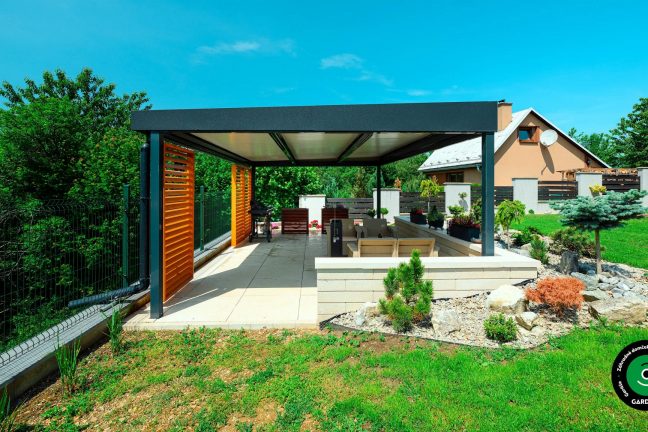Záhradná pergola s tienením a posedením