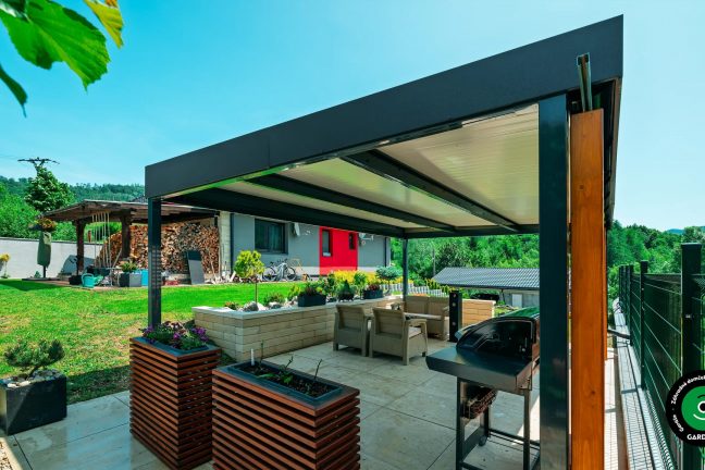 Tienená pergola s príjemným posedením