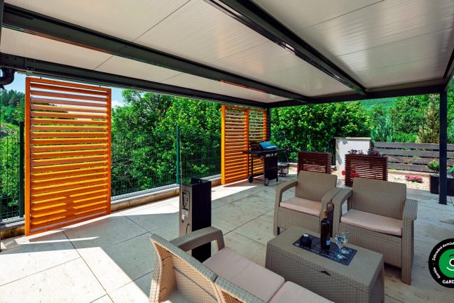 Pergola s bočným tienením a posedením pre hostí