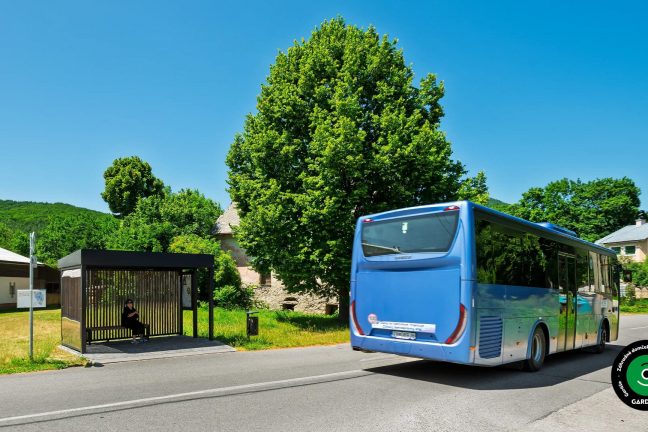 Prístrešok vo forme zástavky pri hlavnej ceste.