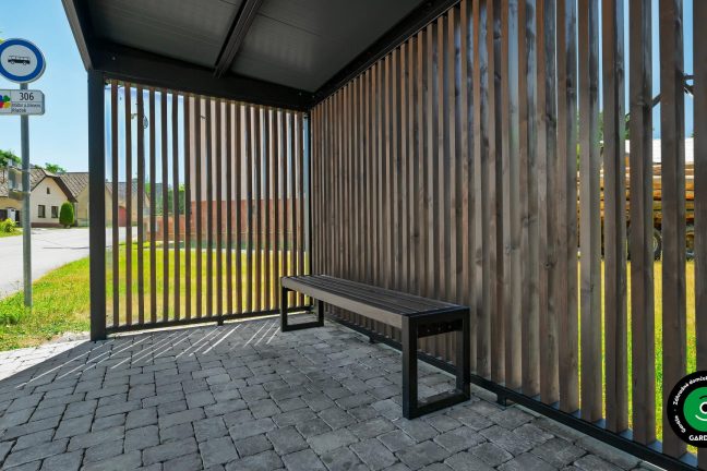 Útulný prístrešok vo forme zástavky pre čakajúcich na spoj.