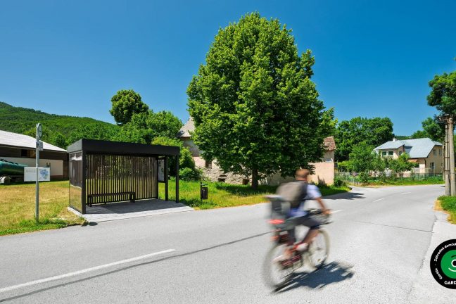 Jednoduchý prístrešok vo forme autobusovej zástavky.