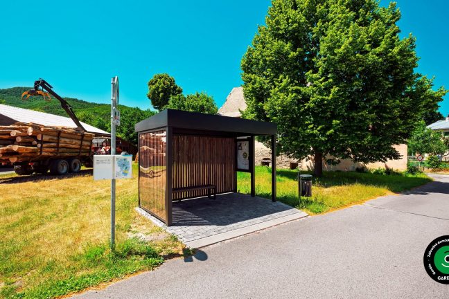 Moderný prístrešok vo forme zástavky s bočnou výplňou