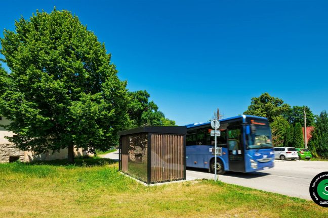 Zastávkový prístrešok chráni cestujúcich pred vetrom a dažďom.