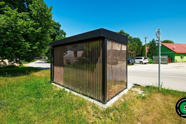 Funkčný prístrešok vo forme zástavky s lavičkou.