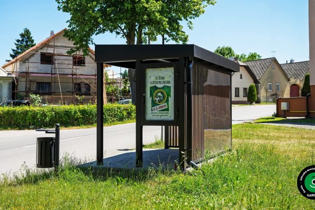 Kompaktný prístrešok vo forme zástavky pre cestujúcich.