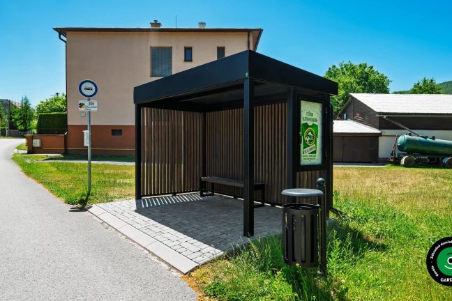 Prístrešok vo forme zástavky so strieškou a bočnými stenami.