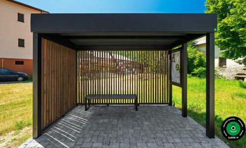 Zastávkový prístrešok z kovovej konštrukcie.