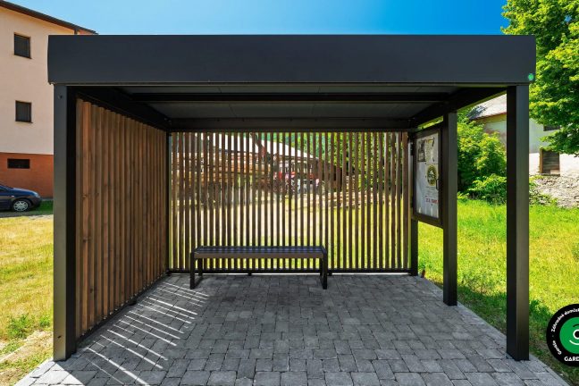 Zastávkový prístrešok z kovovej konštrukcie.