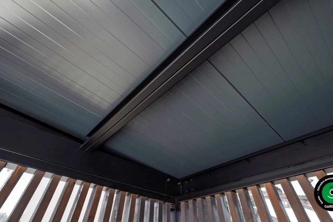 Strecha prístrešku slúžiaci ako autobusová zástavka.