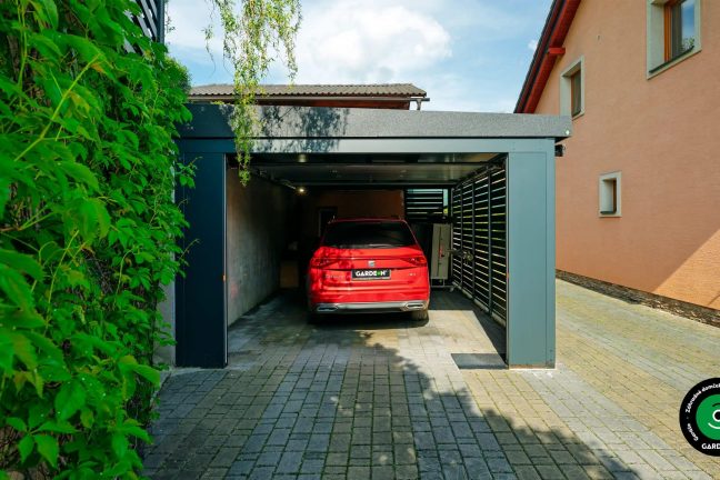 Prístrešok pre jedno auto s garážovou bránou a kovovou bočnou výplňou