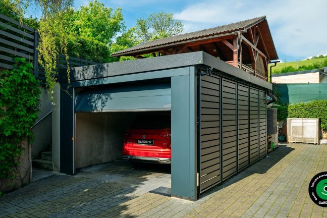 Moderný prístrešok s bránou a bočnou kovovou výplňou