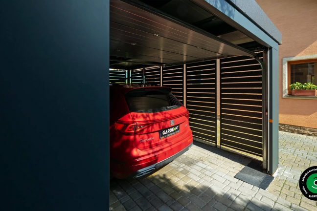 Prístrešok pre osobné auto s kovovou výplňou zboku