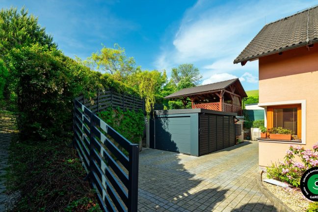 Prístrešok s uzatváracou bránou a kovovou bočnou časťou