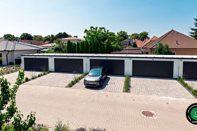 Séria šiestich garáží postavených vedľa seba