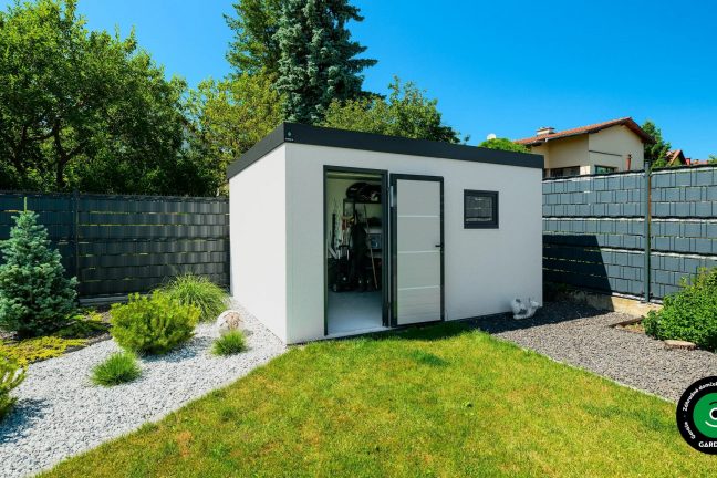 Čistá biela stavba v harmonickej záhradnej scenérii.