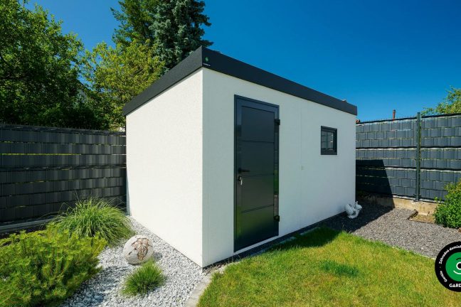 Biely záhradný domček medzi stromami.