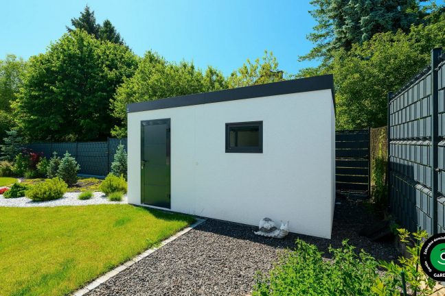 Biely domček pri plote, obklopený zelenou záhradou.