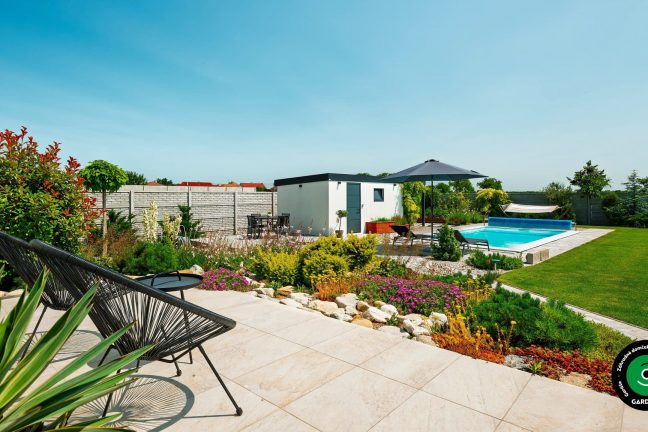 Domček na záhrade s prístreškom pri bazéne