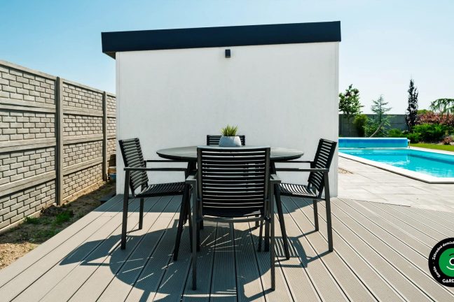 Posedenie hneď vedľa záhradného domčeku