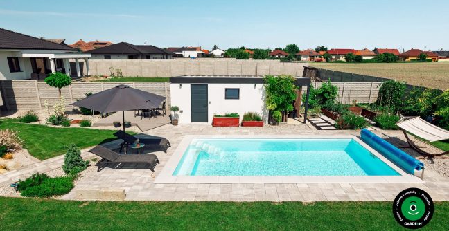 Elegantný záhradný domček s prístreškom vedľa bazéna