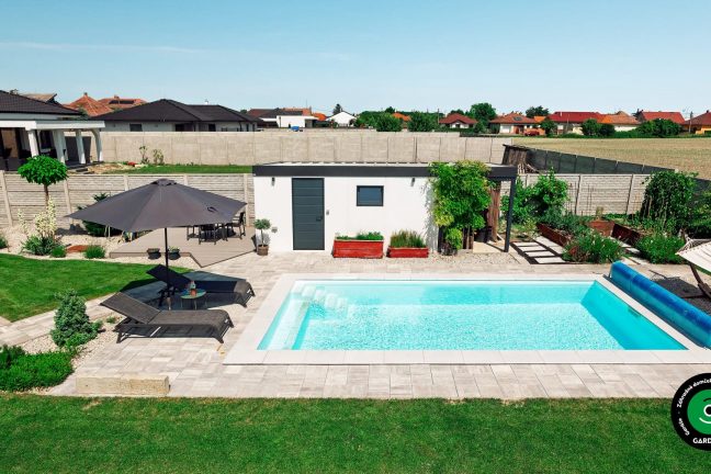 Elegantný záhradný domček s prístreškom vedľa bazéna