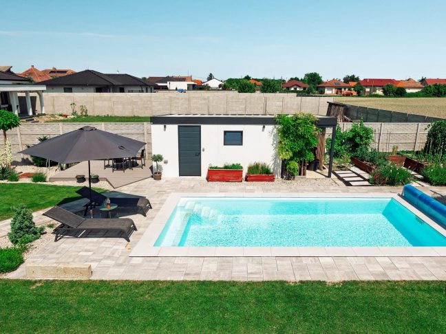 Elegantný záhradný domček s prístreškom vedľa bazéna