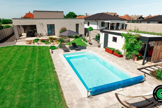 Malý záhradný domček s prístreškom pri bazéne