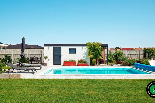 Domček s prístreškom na záhrade pri bazéne