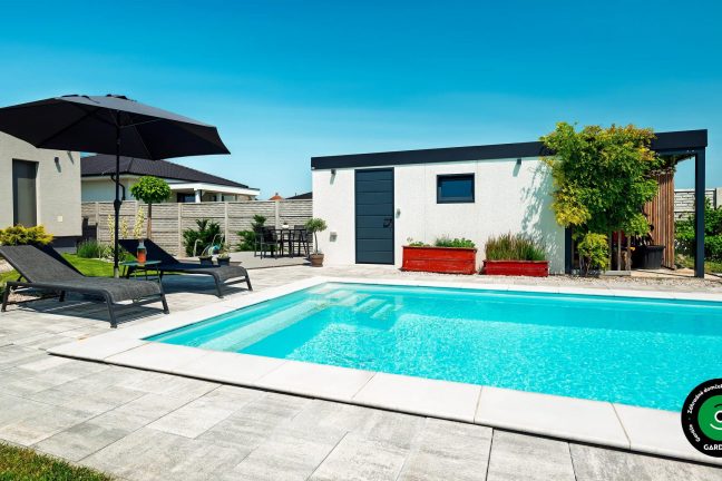 Priestranný bazén pred záhradným domčekom